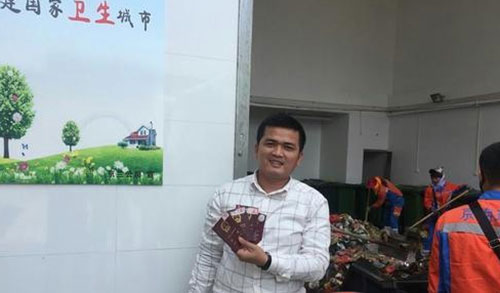 ?？谑忻駚G護照 環衛工翻檢5噸垃圾找到